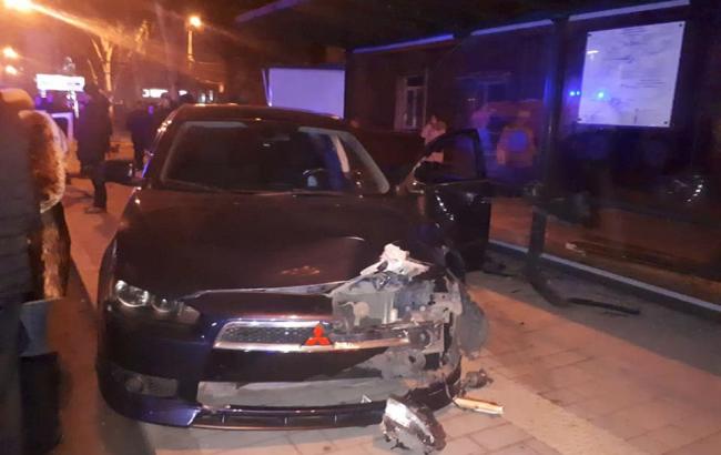 В Мариуполе водитель въехал в остановку: пострадали 3 человека, среди которых ребенок