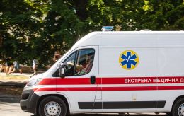 Во Львове две BMW сбили отца и 8-летнюю дочь, переходивших на красный свет