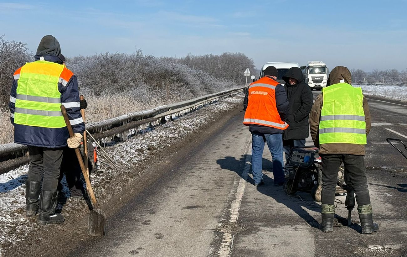 На дорогах яма на ямі: чому на Київщині зараз кладуть "холодний" асфальт і чи ефективно це