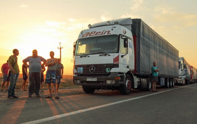 В Україні обмежують рух фур і вантажівок: кого та коли зупинятимуть