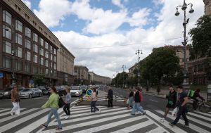 Чи потрібно чекати, поки пішохід повністю перейде дорогу: що кажуть ПДР