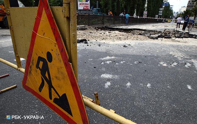 На Оболони в Киеве в результате прорыва трубопровода сорвало часть асфальта