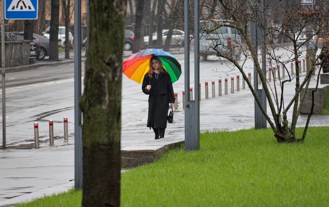 Синоптик розповіла, де чекати дощі сьогодні та коли прийде в Україну потепління