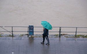 Тепло с дождями несет опасность: какую погоду обещают украинцам завтра и где реки "переполнены"