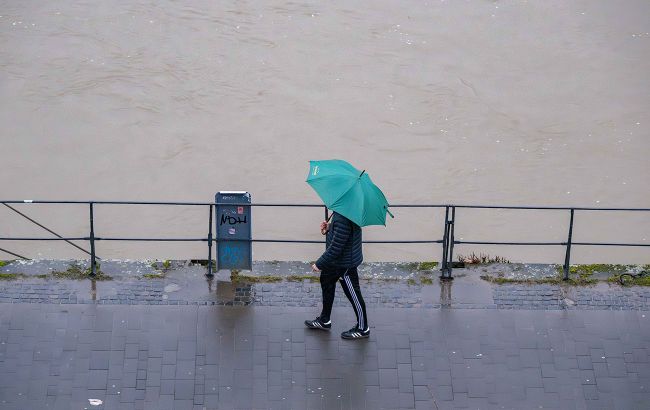 Тепло з дощами несе небезпеку: яку погоду обіцяють українцям завтра і де річки "переповнені"
