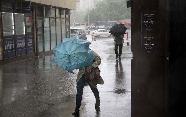 Українців попередили про небезпечну погоду: де чекати на грози і сильний вітер