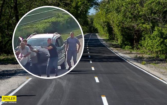 Під Дніпром люди з авто накинулися на пішоходів: били руками і ногами (відео)