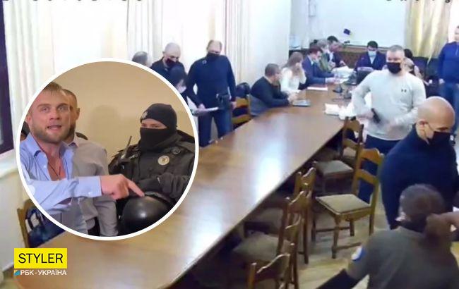 У міськраді Одеси влаштували жорстку бійку на засіданні земельної комісії (відео)