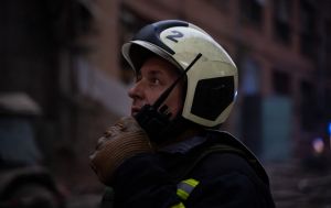 Росіяни вдарили по багатоповерхівці в Сумах: дрон влучив у дах (відео)