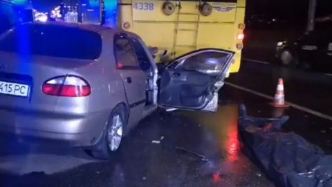 В Киеве автомобиль въехал в троллейбус, есть погибший и пострадавшие
