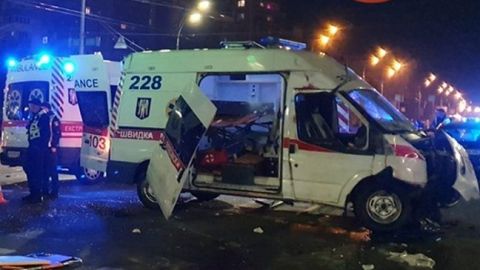 У Києві швидка зіткнулася з автомобілем, є жертви