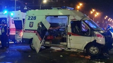ДТП в Києві: у страшній аварії загинула молода жінка-медик (фото)