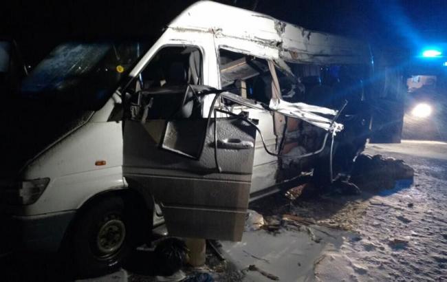 У Дніпропетровській області мікроавтобус зіткнувся з фурою, є жертви