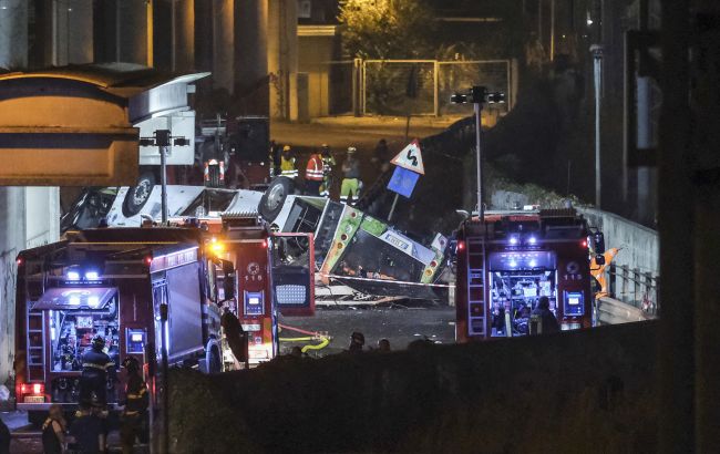 В Турции перевернулся автобус: почти 30 пострадавших, есть погибшие