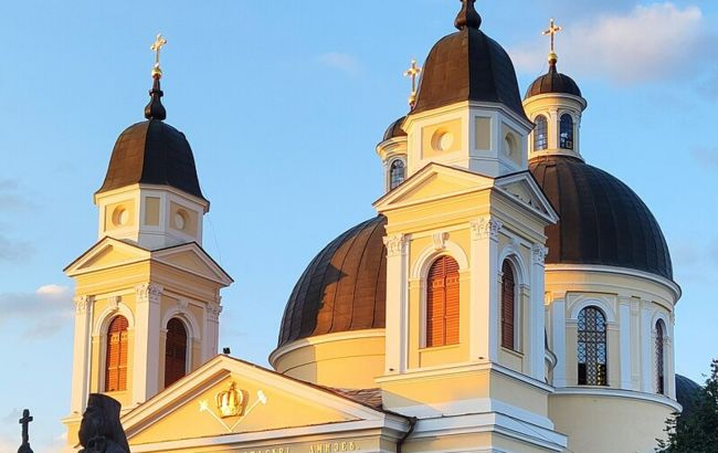 У бійці за храм у Чернівцях постражали поліцейські: що сталося (фото)