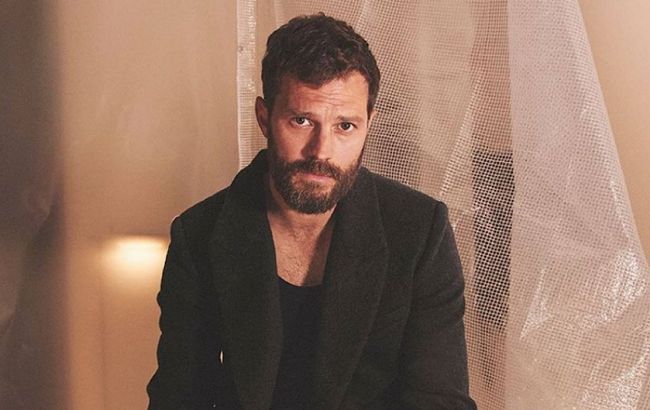 Зірка трилогії "50 відтінків сірого" Джеймі Дорнан потрапив у лікарню через напад гусениць: що відомо