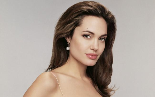 Анджелина Джоли станет лицом нового аромата Guerlain