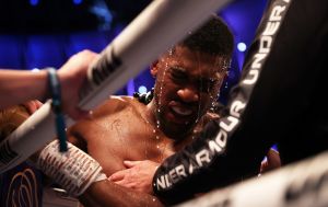 Джошуа та Пол влаштували гарячу битву поглядів перед головним боєм грудня