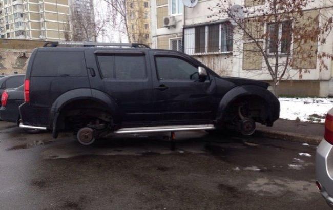 В Киеве вандалы пробивают колеса автомобилям