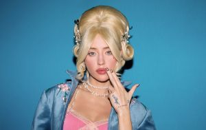 Зухвала DOROFEEVA випустила яскравий кліп "Японія" і закликала донатити Притулі