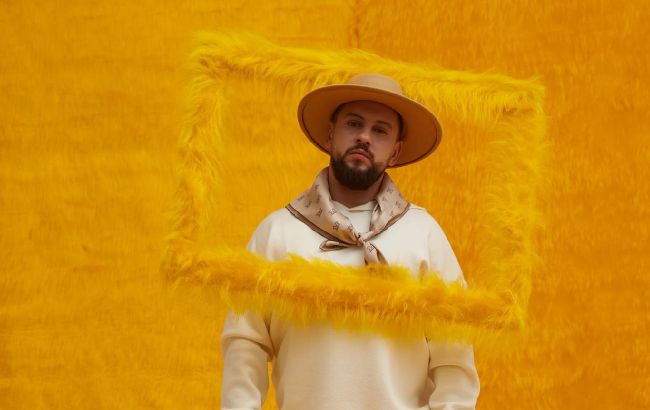 Монатик поделился в сети архивным снимком, на котором его сложно узнать