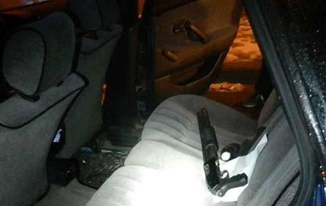 Поліцейські в Києві затримали автомобіль зі зброєю