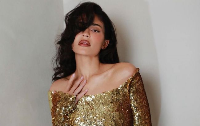 Кайлі Дженнер зачарувала сяючою сукнею (фото, відео)