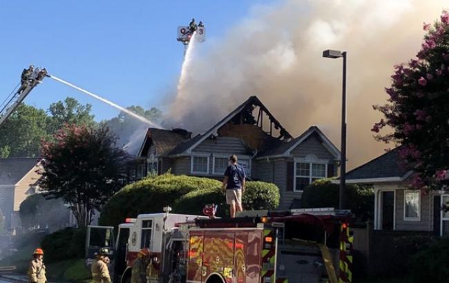 В США вертолет врезался в жилой дом, есть погибший