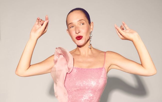 Праздничная элегантность: Осадчая выбрала платье с пайетками к Новому году 2026