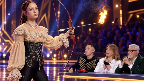 15-річна рекордсменка Гіннеса здивувала "Україна має талант": вистрілила ногами з лука вогняною стрілою