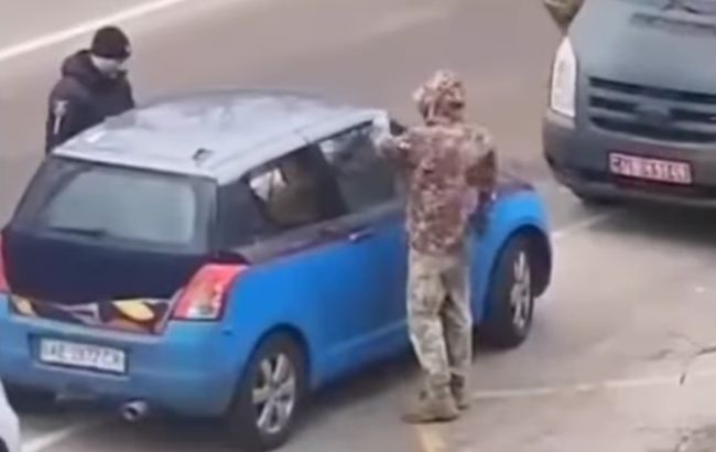 У ТЦК розповіли свою версію скандалу з "викурюванням" водія у Вишгороді