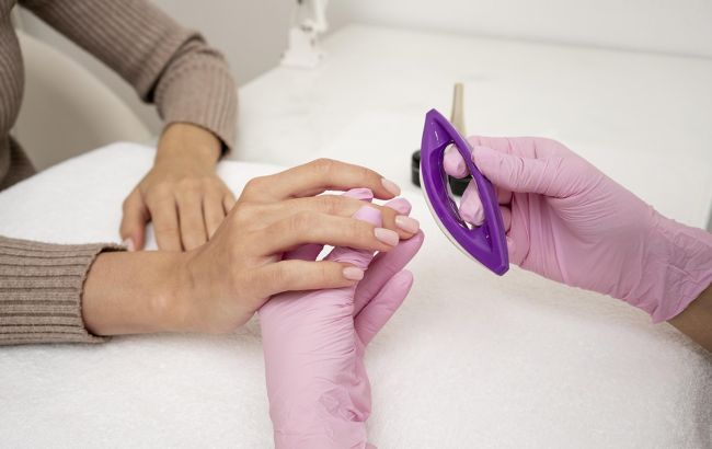 Безжалостно старит и дешево выглядит: женщинам после 40 стоит забыть об этих цветах в маникюре