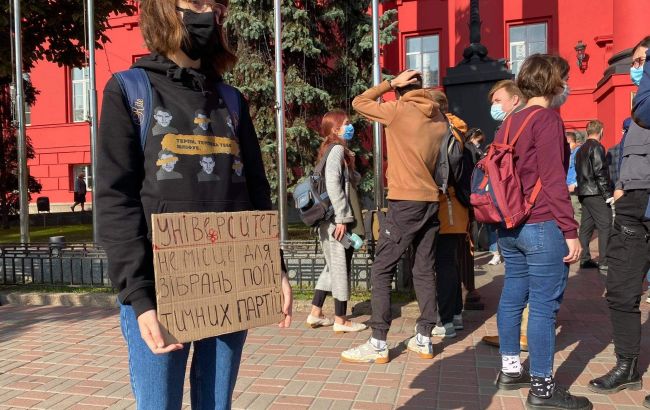 Студенти влаштували акцію біля університету Шевченка через "Слугу народу"