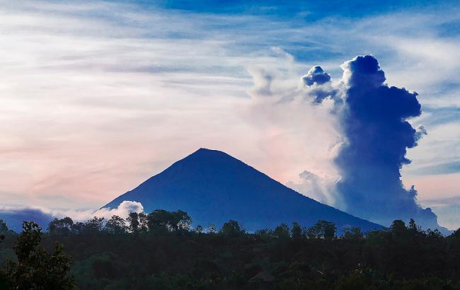 На Бали эвакуировали 35 тыс. человек из-за угрозы извержения вулкана