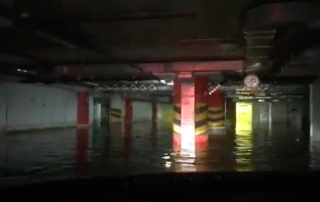 Після зливи у Києві затоплено підземний паркінг ТЦ "Гулівер"