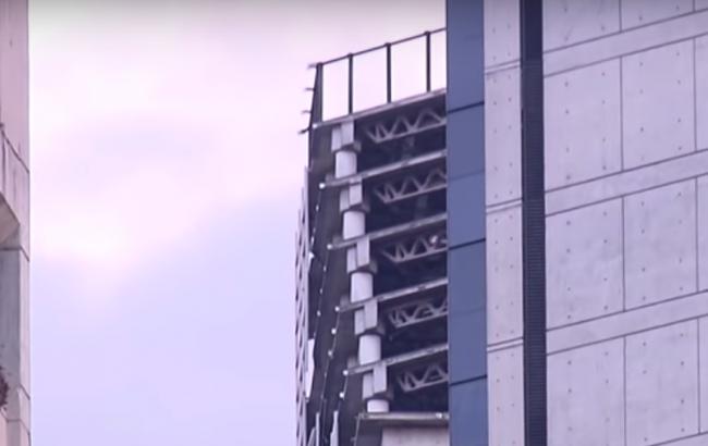 В результате землетрясения в Венесуэле наклонился небоскреб