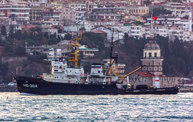 В Черное море на буксире завели военный российский корабль