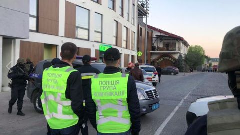 Під Львовом чоловік погрожує підірвати ресторан, поліція веде переговори