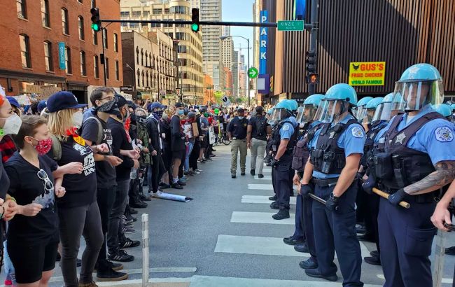 Заворушення в США дісталися до Чикаго: люди атакували поліцейські авто