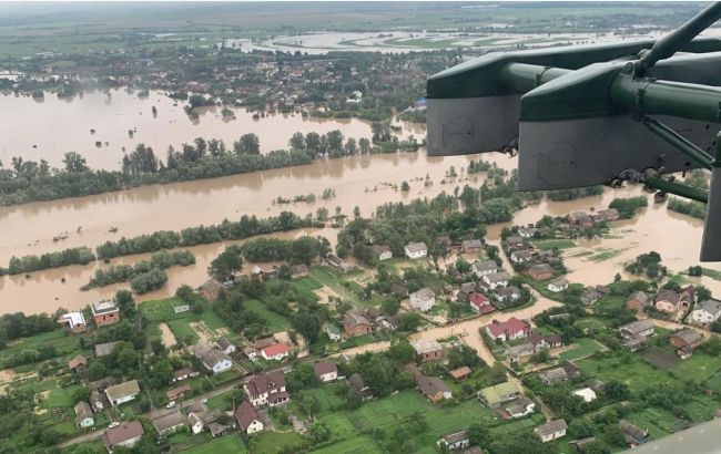 Наводнение на Прикарпатье: вода "смыла" железную дорогу (эпичное видео)