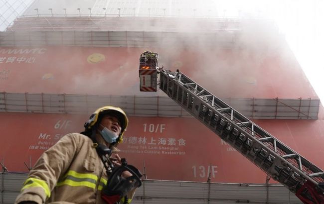 Сильный пожар. В Гонконге заблокированы десятки людей в ТЦ