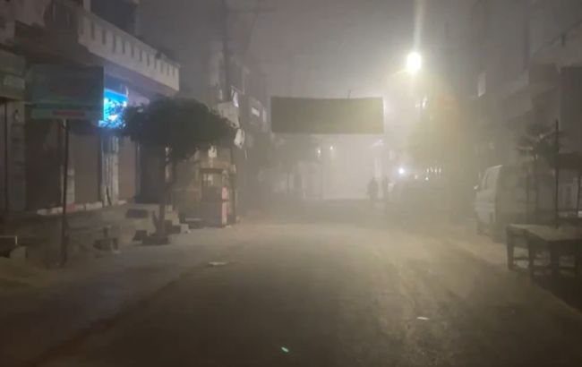 Густой туман и холод в столице Индии задержали сотни железнодорожных и авиарейсов