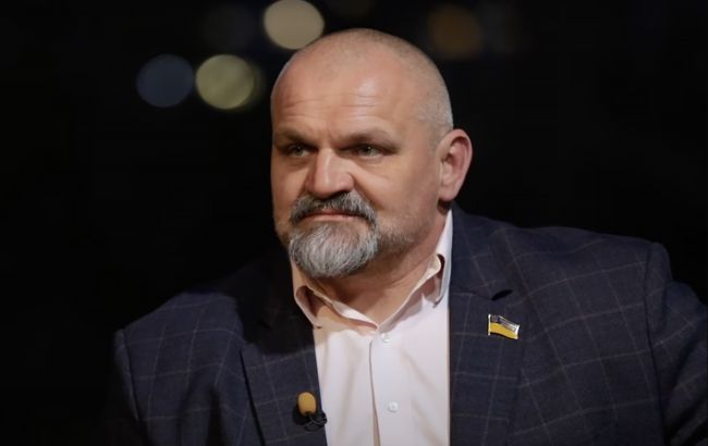 Василий Вирастюк показал новые фото своей возлюбленной, которая моложе на 11 лет