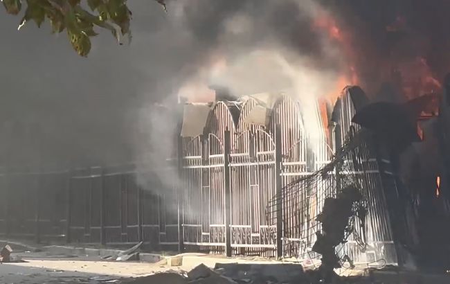 Окупанти вдарили по центральному ринку в Сумах: почалася сильна пожежа (відео)