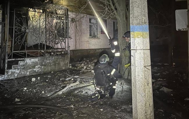 Горіла триповерхівка, серед 9 постраждалих - дитина. РФ вдарила по Дніпропетровщині (фото)
