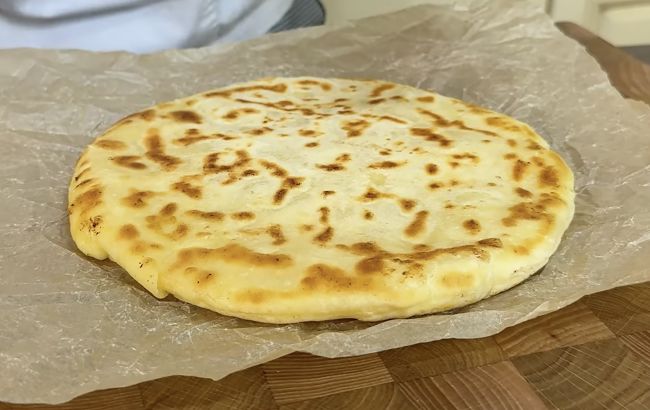 З&rsquo;їдають ще гарячим: сирно-картопляний хліб на сковороді за кілька хвилин