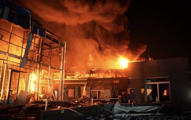 РФ ударила по порту в Одесской области, есть жертва и раненые: фото пожара и разрушений