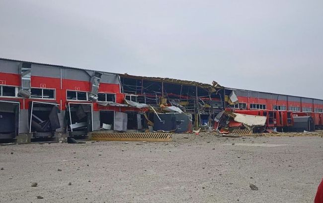 Россия ударила по терминалу "Новой почты" в Запорожье: ранены работники