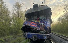 На Львовщине автокран врезался в поезд: есть погибшие