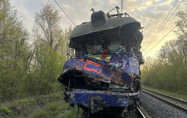 На Львовщине автокран врезался в поезд: есть погибшие